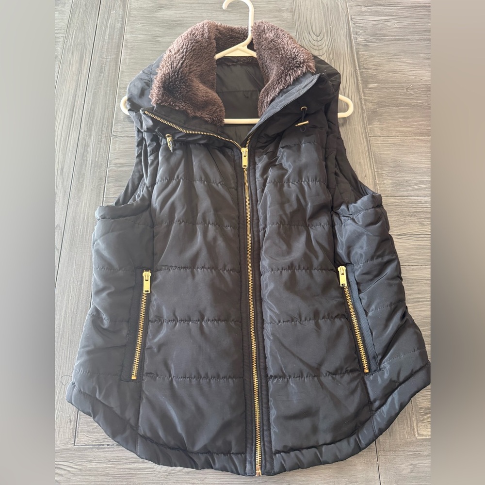 Black Puffer vest with brown fur trim. Medium.